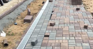 Профессиональная укладка плитки на улице в Ельце в октябре
