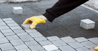 Монтаж тротуарной плитки на даче в Ельце в октябре