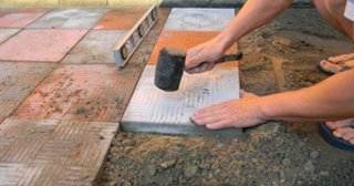 Укладка тротуарной плитки на основание в Ельце в октябре