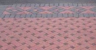 Укладка тротуарной плитки на старое бетонное основание в Ельце в октябре