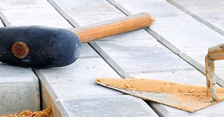 Профессиональная укладка тротуарной брусчатки в Ельце в октябре